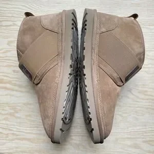 [US 11] UGG NEUMEL II 2 Graphic Spell Out Suede Ankle Boots Chestnut Brown UGG Neumel II Graphic Spell Out Chestnut Suede Ankle Boots  main image 3